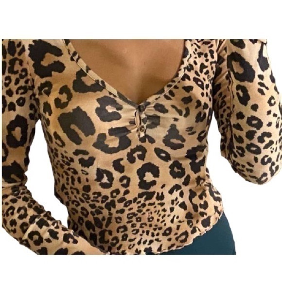 Forever 21 Cheetah Print Crop Top Long Sleeve Shirt Size M - Picture 1 of 8
